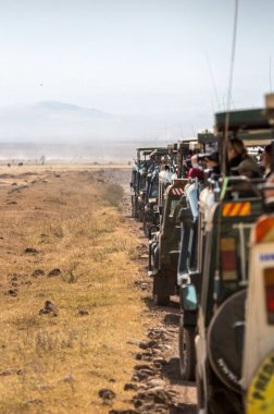 Ngorongoro krateri, Tanzanya - önce 23 2015 - safari kamyon Ngorongoro krateri Milli Parkı Tanzanya içinde otopark turist ile oluşan uzun bir soydan