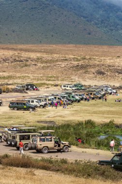 Ngorongoro krateri, Tanzanya - önce 23 2015 - safari kamyon Ngorongoro krateri Milli Parkı Tanzanya içinde otopark turist ile oluşan uzun bir soydan