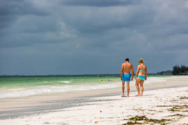 Turistas Desfrutando Incrível Praia Zanzibar Tanzânia — Fotografia de Stock