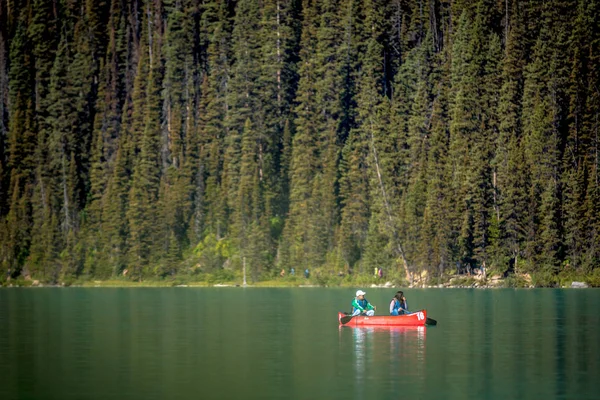 Banff Canadá Setembro 2017 Casal Turistas Fazendo Caiaque Lago Água — Fotografia de Stock