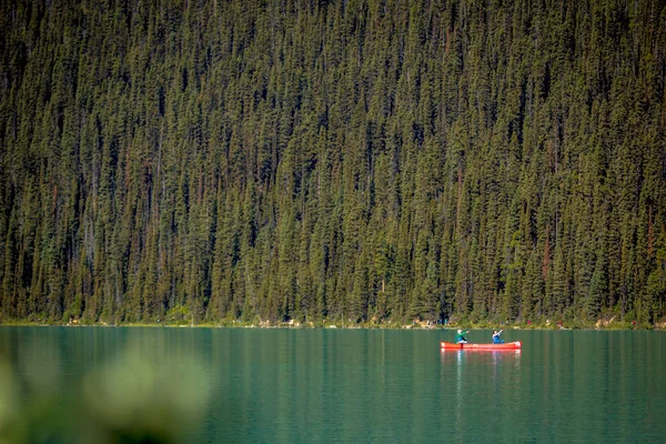 Banff Canadá Setembro 2017 Casal Turistas Fazendo Caiaque Lago Água — Fotografia de Stock