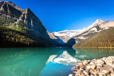 Göl yansıması ile kar cape Dağları arka plan ve mavi gökyüzü gün Banff National park Kanada'da