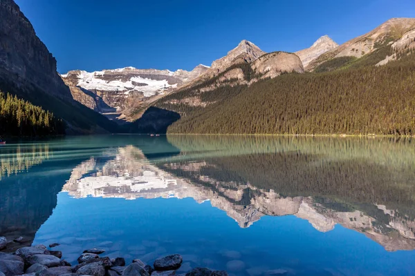 Splendida Riflessione Lago Con Montagne Mantello Neve Sullo Sfondo Giornata — Foto Stock