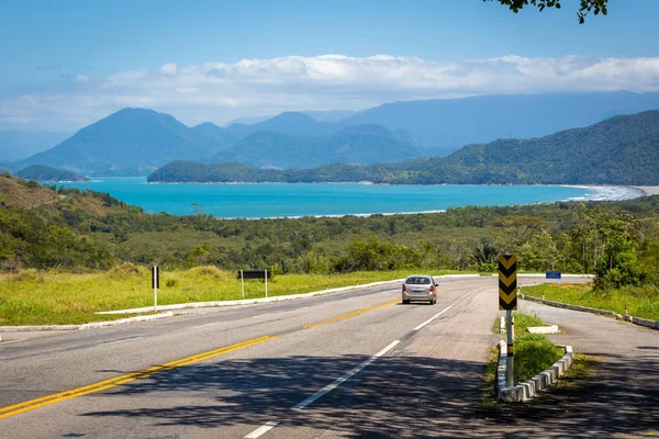 パラチー ブラジル 2013 車をブラジルで夏の青空の日にバック グラウンドで熱帯林を風光明媚な場所を抜ける道路で運転 — ストック写真