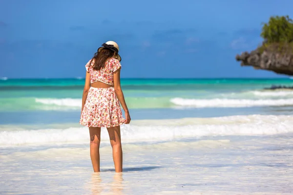 Mulher Bonita Usando Chapéu Uma Incrível Praia Água Verde Zanzibar — Fotografia de Stock