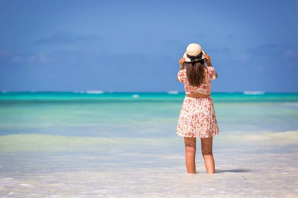 Mulher Bonita Usando Chapéu Uma Incrível Praia Água Verde Zanzibar — Fotografia de Stock