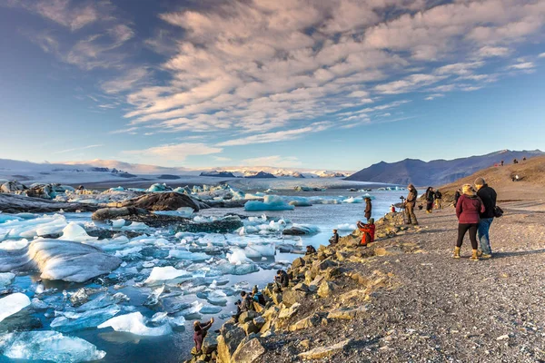 Исландия Ноября 2017 Группа Туристов Местных Жителей Фотографирующих Йокульсарлон Айсбергскую — стоковое фото