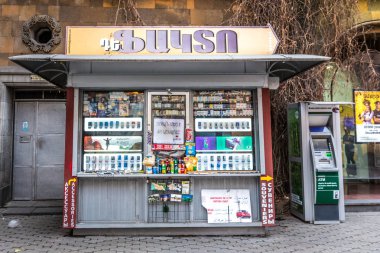 Erivan, Ermenistan - Jan 18 2018 - A küçük satıcı satan sigara Yerevan Ermenistan'ın başkenti şehir merkezinde alışveriş