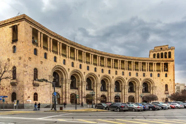 Yerevan Armenien Jan 2018 Bilar Parkering Framför Stora Byggnader Centrala — Stockfoto