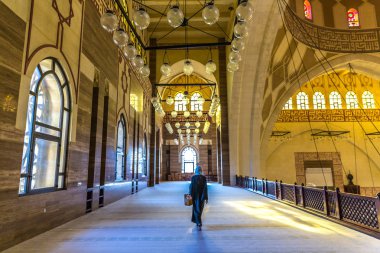 Manama, Bahreyn, dünyanın en büyük camilerinden Al Fateh Camii içinde yalnız kadın