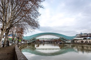 Köprü, huzur içinde bir bulutlu gün Tiflis, Gürcistan'ın başkenti