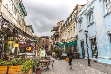 Tiflis, Gürcistan - Jan 8 2018 - A turist etrafında Restoranları ile bulutlu kış günü Gürcistan Tiflis eski şehir yürüyüş