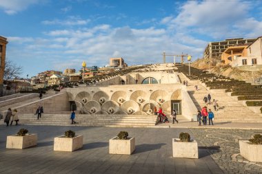 Erivan, Ermenistan - Jan 8 2018 - turistler ve yerliler için Cascade ve kış günü dev merdiven önünde