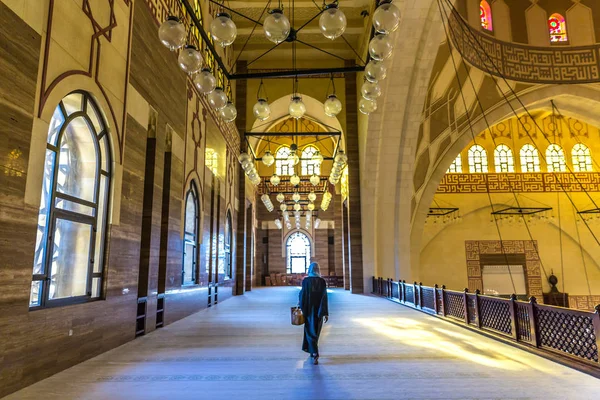 Manama Bahreyn Dünyanın Büyük Camilerinden Fateh Camii Içinde Yalnız Kadın — Stok fotoğraf