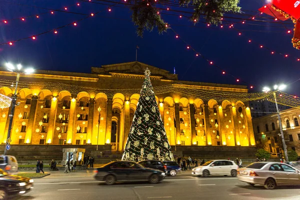 Tiflis Georgien Januar 2018 Eine Weihnachtlich Geschmückte Allee Mit Autos — Stockfoto
