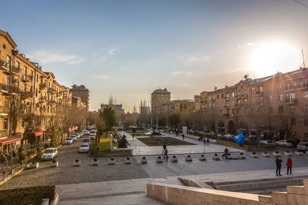 亚美尼亚埃里温 2018年1月8日 在亚美尼亚埃里温的卡斯卡德享受日落的游客和当地人 — 图库照片