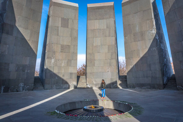 Ереван, Армения - 9 января 2018 года - Турист в мемориальном комплексе Геноцида армян - официальный мемориал Армении, посвященный жертвам Геноцида армян
