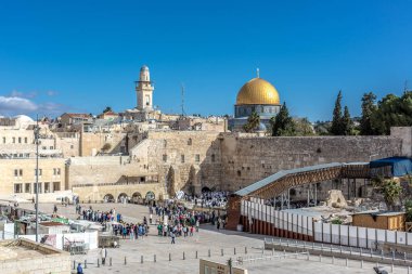 Jerusalem, İsrail - 28 Ekim 2018 - duvardaki mavi gökyüzü gün insanlarla önünde dua Kudüs şehri