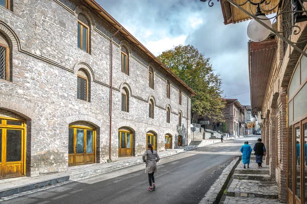 Shaki Ázerbájdžán Oct 2018 Turistické Místní Pěší Prázdné Ulici Leoš — Stock fotografie