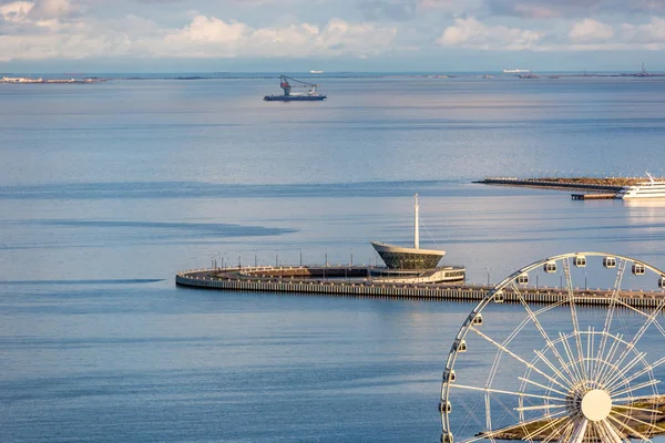 Das Baku Riesenrad Spätnachmittagslicht Mit Dem Kaspischen Meer Hintergrund — Stockfoto