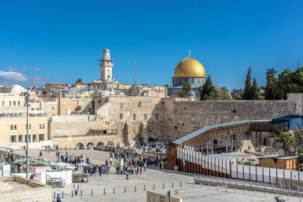 エルサレム イスラエル 2018 それの前に祈っている人々 と青空の日に エルサレムの壁 — ストック写真