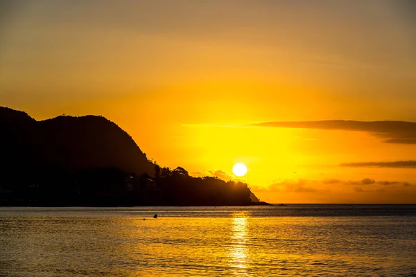 Puesta Sol Mahe Seychelles Con Sol Viene Detrás Una Montaña — Foto de Stock
