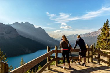 Genç çift bir bakış açısı, Banff National Park şaşırtıcı bir senaryoda bir açık gökyüzü gün içinde Kanada'da hayran.