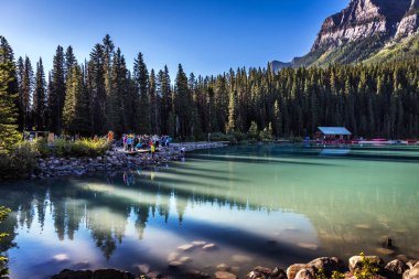Banff, Kanada - 2018 - Lake Louise gündoğumu ışıklarında fotoğraf çekmek turist Grup 13 Eylül