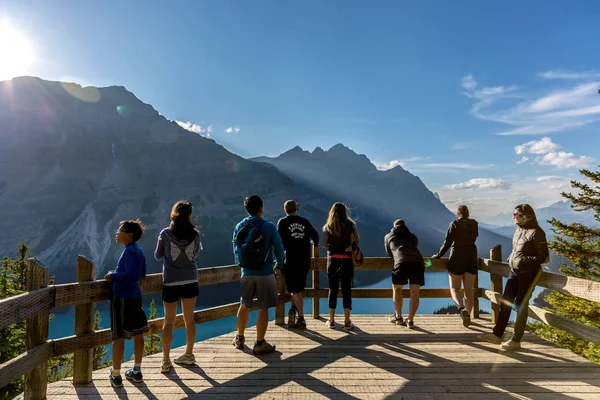 Banff Canadá Septiembre 2018 Grupo Jóvenes Una Perspectiva Sobre Lago — Foto de Stock