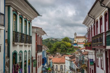 Ouro Preto'daki, Minas Gerais - 2 Kasım 2018 - Ouro Preto'daki, bulutlu bir günde bir kilise ile Brezilya en eski şehirlerinden biri evleri.