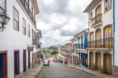 Ouro Preto'daki, Minas Gerais - 2 Kasım 2018 - boş bir sokak colonial evlerde Ouro Preto'daki, Barok mimarisi için bilinen bir şehir olan köprü, Çeşme ve kareler ve dik, dolambaçlı arnavut kaldırımlı sokakları da dahil olmak üzere.