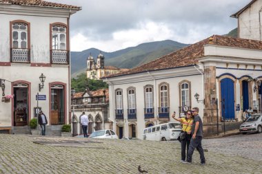 Evde Barok mimarisi ile Ouro Preto'daki ana meydanında selfie fotoğraf çekimi ve Arnavut kaldırımlı sokakları dolambaçlı Ouro Preto'daki, Minas Gerais - 2 Kasım 2018 - A çift.