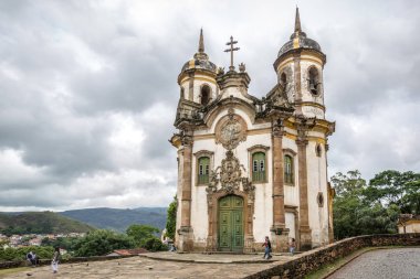 Ouro Preto'daki, Minas Gerais - 2 Kasım 2018 - ünlü Kilisesi, Aziz Francis Assisi, Ouro Preto'daki, Brezilya'da bir bulutlu gökyüzü gün bir Rokoko Katolik Kilisesi