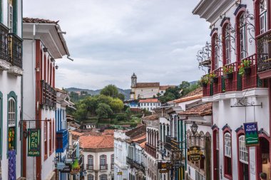 Ouro Preto'daki, Minas Gerais - 2 Kasım 2018 - renkli koloni evler bir vadide bir kilise içinde belgili tanımlık geçmiş Ouro Preto'daki City, en iyi korunmuş sömürge şehirler Brezilya ile