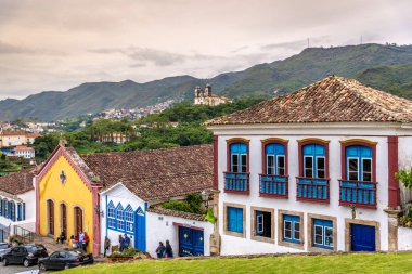 Ouro Preto'daki, Minas Gerais - 2 Kasım 2018 - renkli koloni evler bir vadide bir kilise içinde belgili tanımlık geçmiş Ouro Preto'daki City, en iyi korunmuş sömürge şehirler Brezilya ile