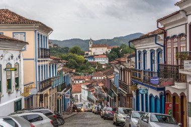 Ouro Preto'daki, Minas Gerais - 2 Kasım 2018 - arabalar bol renkli colonial evler Ouro Preto'daki, Minas Gerais, Brezilya bir meşgul sokakta park edilmiş
