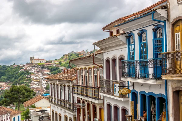 Ouro Preto'daki, Minas Gerais - 2 Kasım 2018 - renkli evler Brezilya Ouro Preto'daki şehir ile arka plan ve bulutlu gün kilisede sömürge döneminden