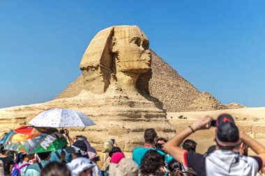 Cairo, Mısır - 4 Kasım 2018 - büyük grup Büyük Sfenks Giza bir mavi gökyüzü gün içinde Mısır'fotoğraflarını turist