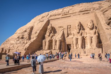 Abu Simbel, Mısır - 6th Kasım 2018 - büyük grup turist Abu Simbel Tapınağı bir mavi gökyüzü gün içinde Güney Mısır'daki büyük heykelleri önünde