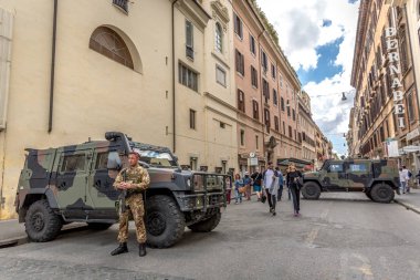 Rome, İtalya - 10th Mayıs 2018 - iki ordu kamyonu İtalya'nın başkentinde terörist saldırıları önlemek amacıyla Roma turistik bir sokakta engelleme