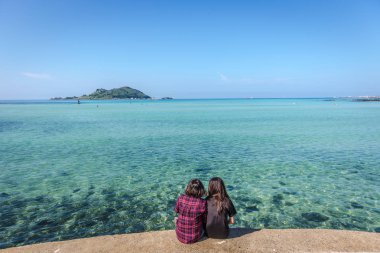 İki genç kız inanılmaz mavi su keyfi Güney Kore'de Jeju deniz renk