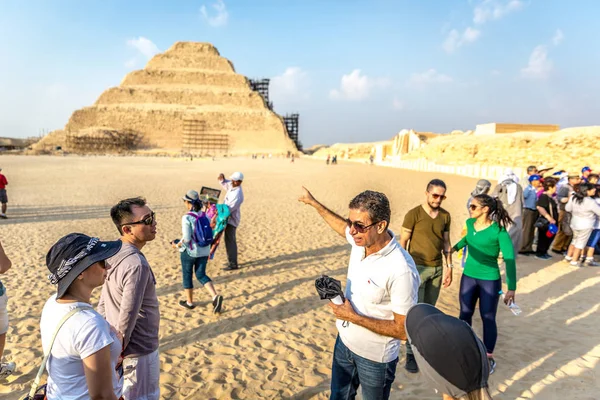 Cairo Egito Novembro 2018 Guia Local Explicando Sobre Uma Pirâmide — Fotografia de Stock