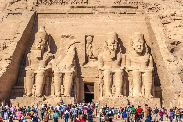 Abu Simbel Egito Novembro 2018 Centenas Turistas Divertindo Frente Grandes — Fotografia de Stock