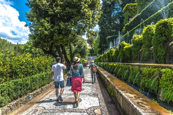 Turisták Szórakozás Tivoli Kert Közelében Róma Olaszország Nyári Napsütésben Unesco — Stock Fotó