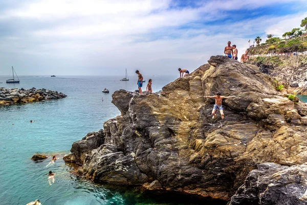 Cinque Terra Itálie Května 2018 Turisty Baví Skákání Skály Moře — Stock fotografie