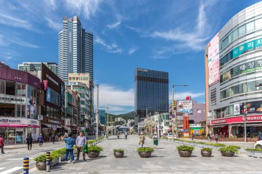 Busan, Güney Kore - 2018 - Busan mağazasıyla Haeundae beach ve mavi gökyüzü gün binalarda ticari bölgesine 10 Eylül