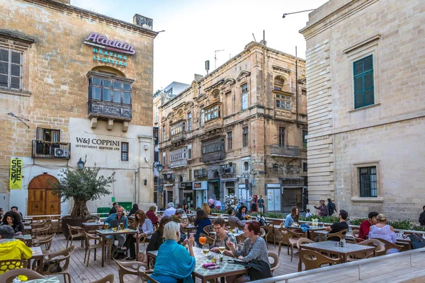 Valeta Malta Mayo 2018 Los Turistas Almorzando Restaurante Aire Libre —  Fotos de Stock