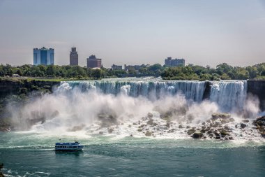 Niagara, Amerika Birleşik Devletleri - 2017 10 Eylül - turistik bir tekne çok yakın bir su geçen sonbahar Niagara Falls Kanada