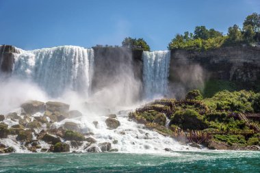 Turistler, Niagara Şelalesi'nde sınırın Amerika tarafında içinde bir Outlook