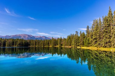 Su yansıması Jasper Milli Parkı'nda Kanada ile muhteşem manzara